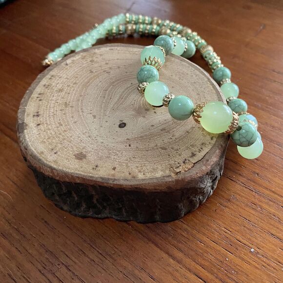 Vintage Mint Green and Gold Single Strand Beaded Necklace with Chain Extension - Picture 4 of 5